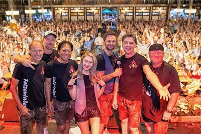 Vom 1. bis 3. September 2023 wird im XXL-Bierstadl auf dem Festplatz vor der Festhalle die 2. Sternquell Wiesn gefeiert. Im Bild: die Fetzentaler aus Österreich. 