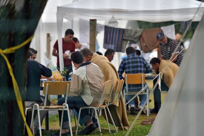 Flüchtlinge in der Zeltstadt der Erstaufnahmeeinrichtung in Chemnitz - wegen starken Regens musste sie inzwischen geräumt werden.