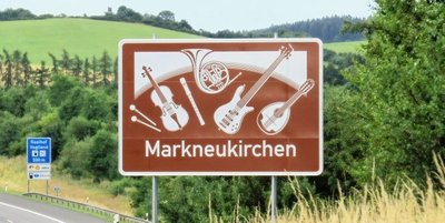 Das Hinweisschild Markneukirchen an der A 72 wird durch die neue App Signseeing zum Sprechen gebracht. 