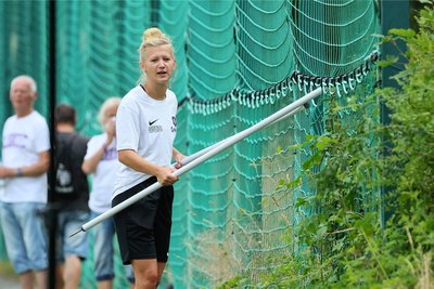 Physiotherapeutin Lisa Wiedner musste sich auf Ballsuche begeben. 
