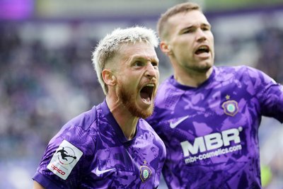 Marvin Stefaniak (34, l.) trifft zum 1:0 und jubelt.
