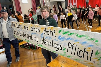 LCC-Garden-Probe im Schützenhaus. Auch die Arbeit an den Aufschriften für den Fahrzeug-Korso des Umzugs läuft auf Hochtouren. Eine Kostprobe der provokanten Sprüche halten LCC-Präsident Andreas Lenk (Mitte), Zugleiter Mario Behlau (links) und Jürgen Devantier schon mal in die Kamera. 
