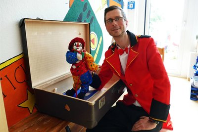 In jeder Theaterstunde holt Christoph Stahl den Gehilfen Clown Ferdinand aus seinem Märchenkoffer.