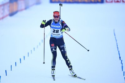 Denise Herrmann kommt in Ruhpolding ins Ziel.