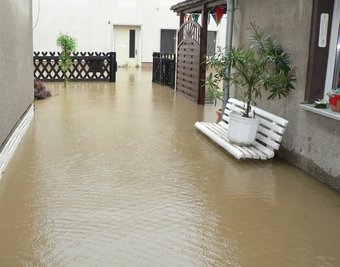 Die Mittelgasse 30 in Reichenbach vor zwei Wochen. Der Raumbach hatte Grundstück und Haus von Familie Bauer unter Wasser gesetzt. Die untere Etage des erst vor anderthalb Jahren gekauften und ausgebauten Hauses muss komplett saniert werden. Raumentfeuchter laufen auf Hochtouren.