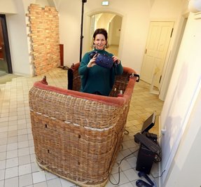 Mitarbeiterin Anja Straube testet die virtuelle Ballonfahrt im momentan für Besucher geschlossenen Schloss. 