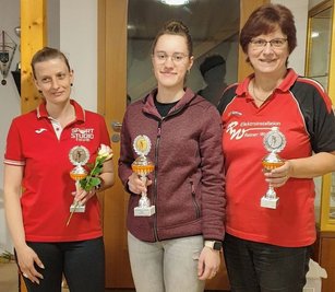 Kegeln künftig gemeinsam: Die Ehrenfriedersdorferinnen Annett Besner (l.) und Ines Ullmann (r.) sowie Luisa Flohrer aus Auerbach - hier zu sehen während der Einzelsiegerehrung beim Greifensteinpokal. 