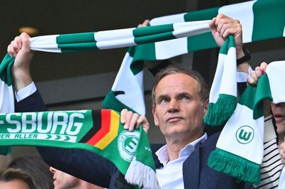 VW-Chef Oliver Blume beim ersten Relegationsspiel des VfL Wolfsburg.