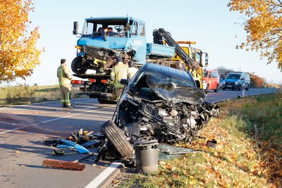 Ein Jeep und ein Lkw sind in Bugtstädt zusammengestoßen.