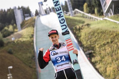 Manuel Fettner aus Österreich holte sich den Tagessieg am Sonntag in Klingenthal.