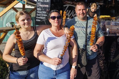 Magdalena (13), Milada und Filip aus Bärenstein haben sich am Freitag jeweils einen Kartoffeltwister gegönnt. Das vegane Gericht kostet 5 Euro.