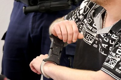 In Fesseln zum Prozess: Der Hauptangeklagte aus Hartha sitzt in Untersuchungshaft. Ihm wird erpresserischer Menschenraub vorgeworfen.