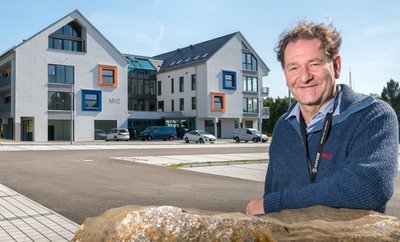 Jörg Sternkopf hat derzeit alle Hände voll zu tun. Der Geschäftsführer der neuen Poliklinik in der Bergstadt koordiniert nicht nur die abschließenden Arbeiten in dem 15 Millionen Euro teuren Neubau. Zu seinen Aufgaben gehört auch, weitere Ärzte für das MVZ zu finden. 