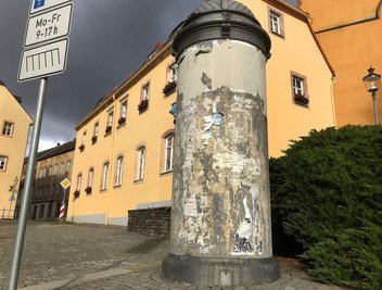 Die Litfaßsäule in Oederan an der Kirche steht sinnbildlich für ein Jahr, in dem es vermeintlich kaum etwas Gutes anzukündigen oder zu berichten gab. Schlagworte bezogen sich oft auf die Pandemie, den Virus oder die Verordnungen des Staates. 