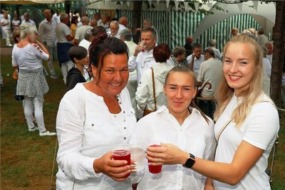 Simona Schrapps (l.) war mit ihren Töchtern Lelia (r.) und Livia zum ersten Mal beim "Dinner in Weiß" im Werdauer Landwehrgrund dabei. 