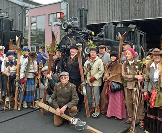 Dass die Fichtelbergbahn eng mit dem Wintersport in Verbindung steht, zeigte die Truppe alter Skifahrer aus dem Erzgebirge. Rund 20 Mitwirkende sorgten mit ihrem Aussehen wie vor über 100 Jahren für Stimmung auf dem Bahnhofsgelände in Oberwiesenthal.