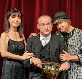 Tom Pauls ist als Ilse Bähnert (rechts) mit Masumi Sakagami und Jörg Wachsmuth in Markneukirchen. 