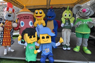 Diese Maskottchen waren Samstag im Muldeparadies unterwegs, um mit Kindern zu spielen.