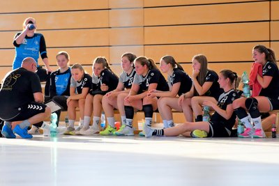 Hat seine Damen schon seit Wochen wieder zusammengeholt: Daniel Mombree (l.), der Trainer der Weißenborner Sachsenliga-Handballerinnen.