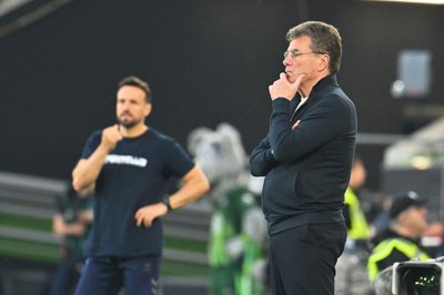 Wolfsburgs Trainer Dieter Hecking (r) und sein Paderborner Kollege Ralf Kettemann. 