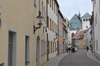 In der Freiberger Innenstadt, so wie hier zwischen Dom und Schloss Freudenstein, liegt der Bodenrichtwert bei bis zu 132 Euro pro Quadratmeter.
