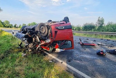 Der Fahrer des Citroën wurde bei dem Unfall eingeklemmt und musste von der Feuerwehr befreit werden.