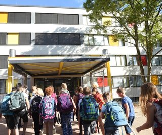 Nach umfassender Sanierung wurde die Oberschule Arno-Schreiter-Straße 2018 zunächst als Außenstelle der Albert-Schweitzer-Schule eröffnet. Seit Herbst vergangenen Jahren ist sie eigenständig. 