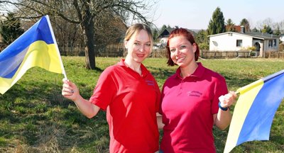Oksana Faychuk aus der Ukraine (links) freut sich, mit ihrer Helferin Anouschka Kleber in einem Pflegedienst arbeiten zu können. Doch dafür muss eine Registrierung erfolgt sein - und das zieht sich hin.