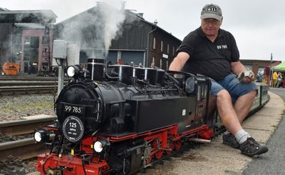 Aus dem Ruhrgebiet war Klaus Heß mit Modellbahnfreunden und einer nachgebauten funktionsfähigen Modellbaulok in Oberwiesenthal dabei. 
