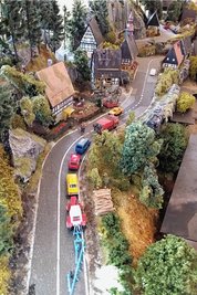 Die Müllabfuhr behindert den Verkehr auf der Dorfstraße.