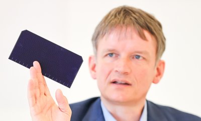 Meyer-Burger-Chef Gunter Erfurt mit einer neu entwickelten Solarzelle.