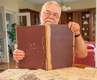 Wolfgang Scheffel hat die Ehren-urkunde der Stadt Burgstädt erhalten. 