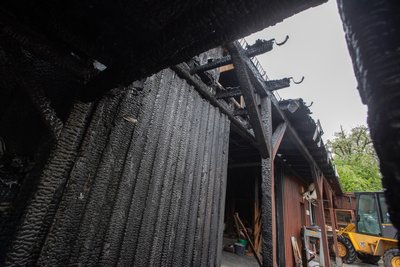 Dach, Balken, Fassade - die Spuren des Brandes sind nicht nur sichtbar, der Rußgeruch liegt noch in der Luft.