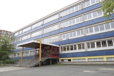 Nachdem ein Siebenjähriger an der Grundschule "Am Wartberg" in Plauen positiv auf das Coronavirus getestet worden war, mussten Mitschüler, Lehrerin und Kontaktpersonen der Familie des Jungen in Quarantäne.
