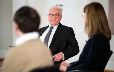 Zu den Gästen zählen Menschen, die sich in Briefen an den Bundespräsidenten gewendet und darin erklärt haben, warum sie eine allgemeine Impfpflicht ablehnen bzw. befürworten würden, sowie Bürgerinnen und Bürger, die in ihren Berufen in den zurückliegenden Pandemie-Monaten besonders gefordert waren.