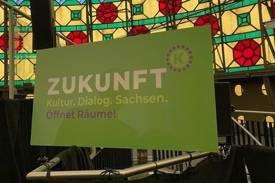 Mit K: Die Leipziger Agentur Tomino stellte zur Auftakt-Pressekonferenz unter der Kuppel der "Yenidze" in Dresden sowohl das Kampagnenlogo als auch das agile Debattenkonzept des "Kulturdialoges" vor. 