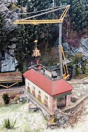Auf die alte Wehrkirche im fiktiven Dorf Bornwald wird per Kran eine neue Glocke gehievt.