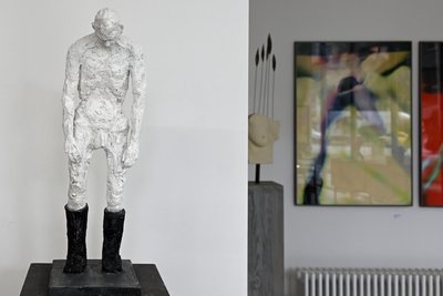 Die Gipsplastik "Musterung" von Doreen Grün in der Ausstellung "Kunstetagen" des Chemnitzer Künstlerbundes im Sport-Hochhaus. Foto: Matthias Zwarg