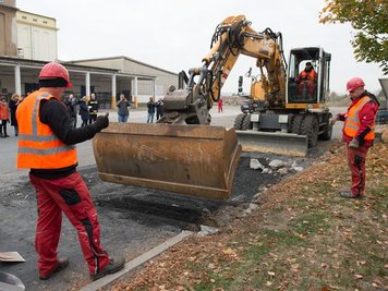 Mitarbeiter des Kampfmittelbeseitigungsdienstes stehen im Ostra-Gehege am Rande der Innenstadt am Fundort einer möglichen Fliegerbombe.