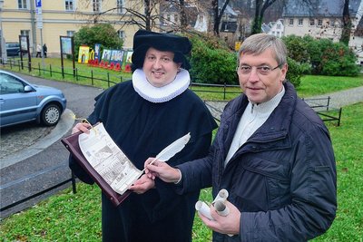 Thomas Kühn (l.) und Donald Bösenberg haben für den Altstadtförderverein schon 2014 mit Stifterbriefen geworben, die Umrisse der alten Kirche wieder hinter dem Rathaus sichtbar zu machen. 