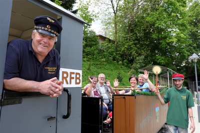 Die Rittersgrüner Feldbahn lädt für das Wochenende zum Bahnhofs- und Vereinsfest jeweils ab 12 Uhr zu Rundfahrten ein. Auch das Schmalspurbahn-Museum ist geöffnet.