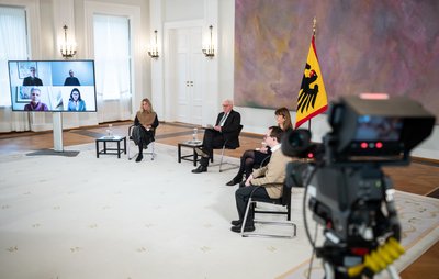 Bundespräsident Frank-Walter Steinmeier (2. von links) redet mit ausgewählten Bürgern über eine Corona-Impfpflicht. 