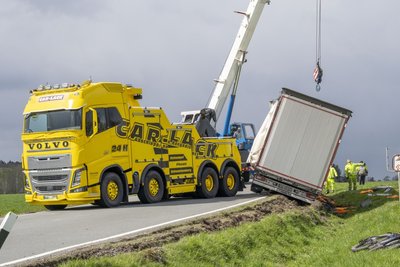 Ein Lkw, der am Mittwochmittag auf der S 283 zwischen Zwönitz und Affalter von der Straße abgekommen war, musste mit zwei Kränen geborgen werden. 