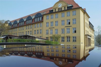 Als Schule mit vertiefter mathematisch-naturwissenschaftlicher Ausbildung ist das Johannes-Kepler-Gymnasium erneut mit einer Schülerin im Finale eines wissenschaftlichen Nachwuchswettbewerbes vertreten. 