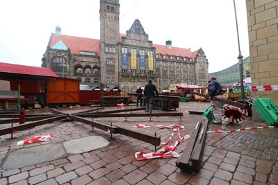 Teile des Chemnitzer Weihnachtsmarktes wurden bereits am Samstag wieder abgebaut. 
