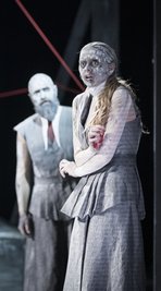 Zwei der Akteure, die in "Hexenwahn" eine große graue Masse bilden: Nadja Schimonsky und Nenad Žanić. 