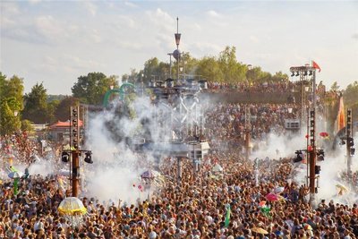 Festival-Besucher feiern auf der "Fusion" 2022. 