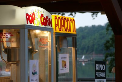 Popcorn, Burger oder Crêpes: Kellner bringen die Snacks auf Inlinern zu den Kinobesuchern. 