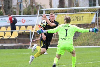 Das Hinspiel in Riesa konnten die Rabensteiner mit 2:1 gewinnen. In dieser Szene erzielte Johannes Hopfe das 2:0 für Handwerk.