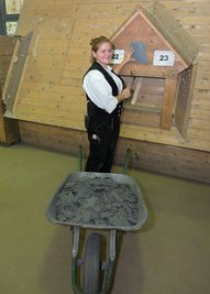 An so eine Dachmodell haben die Teilnehmer des Dachdecker-Wettbewerbe gearbeitet - im Bild Stefanie Trette aus Bruchsal in Baden-Württemberg, die einzige Frau im Teilnehmerfeld.
